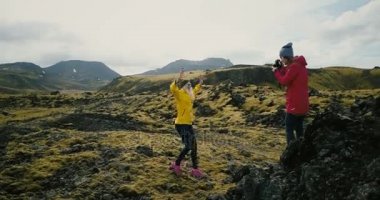 Fotoğrafçı alarak dağlarda turist kadının fotoğrafını. Photoshoot İzlanda alanında lav kız orgazm.