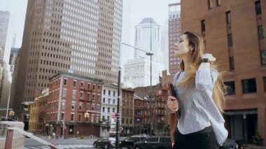 Nöbetimde arıyorum, New York, Amerika, finansal bölgesinde yürüyüş genç güzel iş kadını. Ağır çekim.
