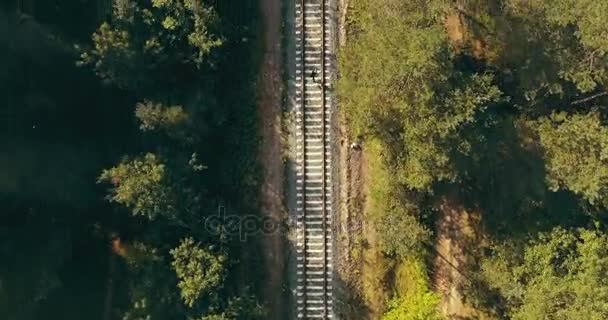 Drone vista superior del hombre corriendo en la vía del tren. Concepto de vida interminable viaje. Persiguiendo sueños y sobreviviendo . — Vídeos de Stock