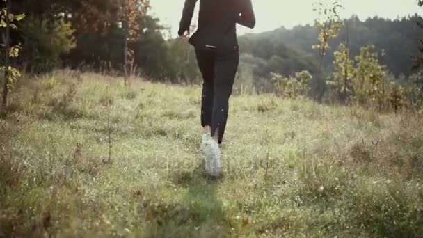 Langsom bevegelse. Mannen som løper på høstens gresshopp. Kamera følger terrengløper som nyter atmosfærisk fall. . – stockvideo
