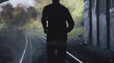 Koyu duman tünelden koşan ağır çekim adam. Arkadan Görünüm. Soyut siluet vurdu. Yaşam ve ölüm. Kaçan tehlike.