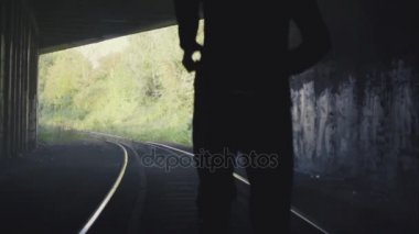 Ağır çekim. Karanlık tünel çıkmak için koşan kayıp adam. Arkadan Görünüm. Soyut siluet vurdu. Kaçış. Bir çıkış yolu görünümlü.