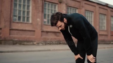 Yavaş yükselen ve güçlü duran adam yorgun. Yakışıklı beyaz sakallı erkek ağır nefes kadar yakın Önden Görünüm.