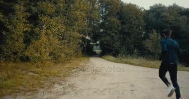 Bir orman yol açılışına çalışan sporcu. Drone arkadan görünüm. Motive kararlı atlet sonbahar çapraz ülke yolu.