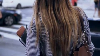 Arkadan genç işkadını belgeleri tutan şehir New York, Amerika yürürken görünüşü.