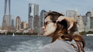 Genç güzel kız gitmek için bir tekne New York, Amerika Doğu Nehri. Güneşli bir gün gezi üzerinde mutlu turizm.