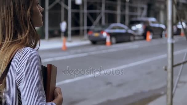 Joven mujer de negocios hermosa caminando por el centro de la ciudad, cerca de la construcción del edificio en Nueva York, América . — Vídeo de stock