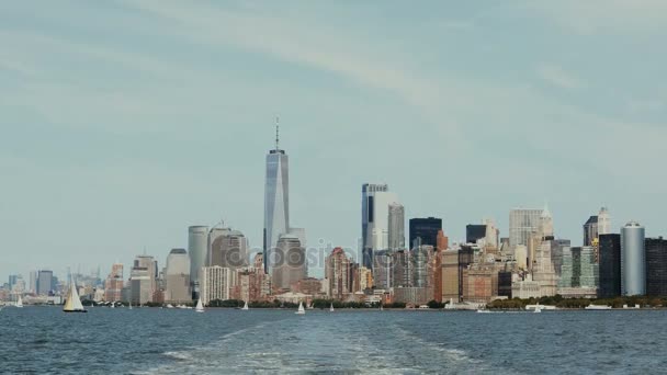Bela paisagem no centro de Manhattan, Nova York, América do barco que atravessa o rio East . — Vídeo de Stock
