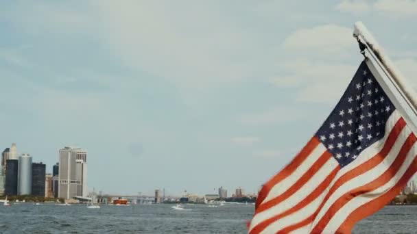 Мбаппе вид с кабана на Манхэттене в Нью-Йорке, США. Американский флаг, размахивающий на ветру, Ист-Ривер . — стоковое видео