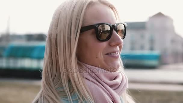 Gyönyörű szőke haja kaukázusi nő portréja. Boldog mosolygó szép fiatal 20-as lány-divatos napszemüveg oldalnézetből. — Stock videók