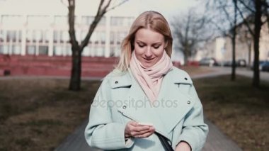 Mutlu beyaz 20'li yaşlarda kız online mesaj gönderme. Uzun mesafe ilişkisi oldukça stil sahibi sarışın Bayan. Ağır çekim.