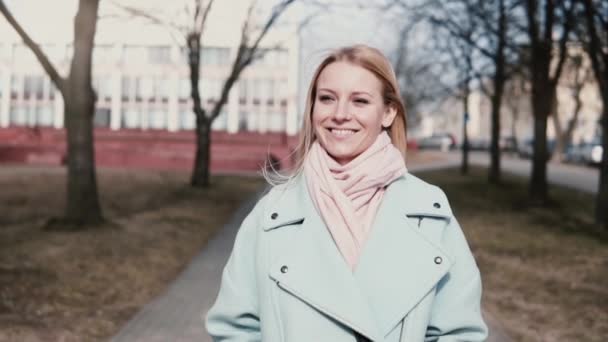 Concepto de alegría y felicidad. En cámara lenta. Retrato de feliz linda mujer caucásica vista frontal. Alegre emocionado 20s dama . — Vídeo de stock