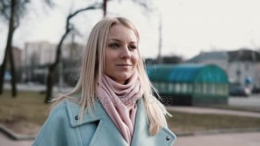 Beyaz bir çekici sarışın kadın portresi. Beklenti ve heyecan. Yetişkin 30'lu şık Paltonu ve kaşkolünü kadın.