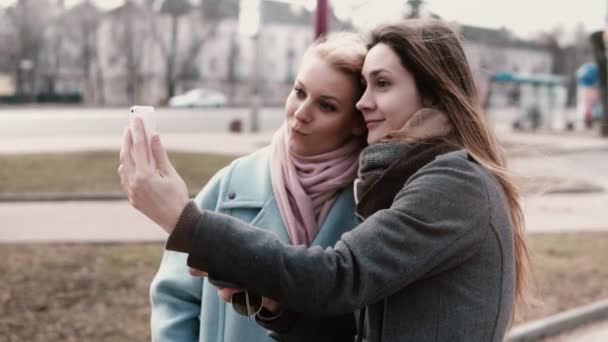 Duas namoradas caucasianas posando para uma selfie. Adulto 30 mulheres passar o tempo juntos e se divertir postando fotos engraçadas . — Vídeo de Stock