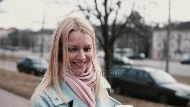 Cámara lenta feliz mujer caucásica videollamada. Bastante elegante hermosa joven de 20 años rubia tomando selfie en el teléfono webcam . — Vídeos de Stock