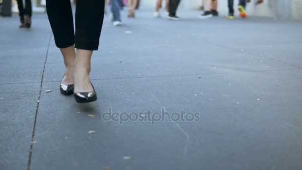 Προβολή με μεγέθυνση νεαρό θηλυκό περπατώντας μέσα από το κέντρο της πόλης. Επιχειρηματίας φορώντας μαύρα παπούτσια με τακούνια. Αργή κίνηση. — Αρχείο Βίντεο