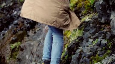 Nehri yakınında dağlarda tırmanma kadın görmek. Seyahat erkek yalnız kayalarda hiking.