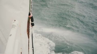 Yakın çekim manzara gemi kurulu. Deniz suları sıçramasına Motorlu tekne.