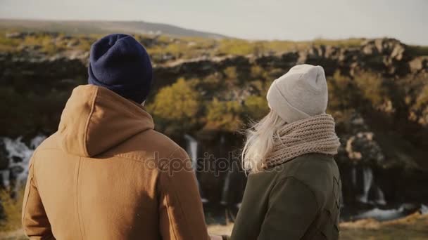 Giovane coppia amorevole in piedi nella splendida valle nella giornata di sole e abbracci, godendo la vista e appuntamento romantico . — Video Stock