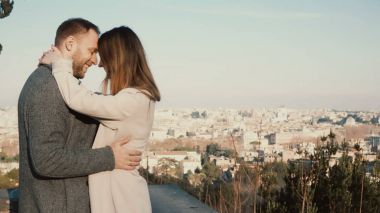 Genç güzel çift sarılmak ve Roma, İtalya, panorama karşı öp. Mutlu erkek ve kadın romantik Tarih.