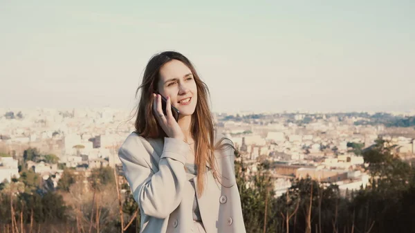 Ritratto di giovane bella donna in piedi sulla vista panoramica di Roma, Italia. Femmina parlando sullo smartphone . — Foto Stock