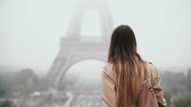 Arkadan görünüşü şehir merkezini keşfetmek Eyfel Kulesinin yakınında Paris, Fransa'nın merkezindeki yürüyen genç güzel kadın