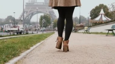 Izlenim paylaşımı genç güzel kadın Paris, Fransa, Eyfel Kulesi yakınındaki cep telefonunda söz.