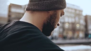 4k Amsterdam'da smartphone ile yürüme gezgin. Aşırı yakın çekim. Şapkalı erkek eski şehir nehir set yürür.