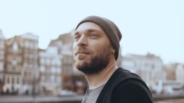4k düşünceli Gezgin yolculuk zevk heyecan. Etrafa. Beyaz adam gülümseyen portre kadar kapatın. Yolculuk tutkusu.