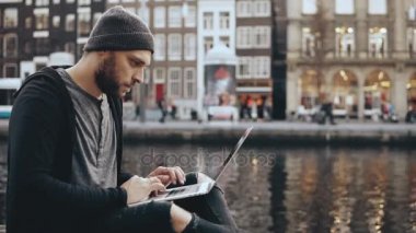 mobil ofis dışında çalışan 4 k delikanlı. Güzel eski kasaba sahne yaratıcı işçi. İnanılmaz su yansıma.