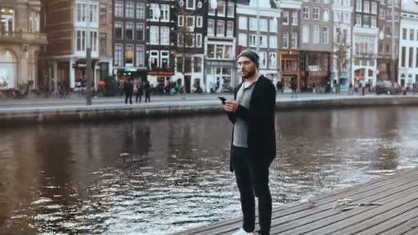 4k 欧洲旅游男性在外面拍照。英俊的大胡子创意男性欣赏新城风光。癖. — 图库视频影像