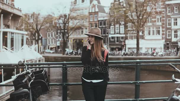 Portrét roztomilý Evropská žena telefonní hovor. Přiblížíte. Ráda, každý hlas. Amsterdam, Nizozemsko. 4k. — Stock video
