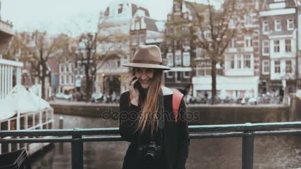 Portret van mooie Kaukasische vrouw bellen. Mooie jonge fotograaf gesprekken over de telefoon lacht vrolijk. 4k — Stockvideo