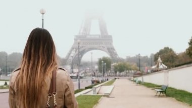 Eiffel tower yakınındaki Paris, Fransa'nın merkezinde yürüyüş ve cep telefonu üzerinde konuşurken mutlu kadın.