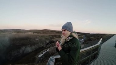 Köprüde duran ve güzel manzara zevk mutlu kadın. Doğa üzerinde vakit turist kadın.