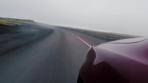 Tidsfördröjning: närbild av framskärm av röda bilen går igenom landsbygden road. Fordon som färdas på hög hastighet. — Stockvideo