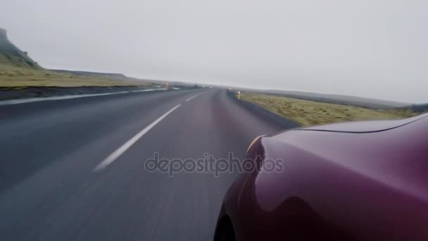 Close-up beeld van het front fender van rode auto gaan langs de weg van het platteland. Voertuig reizen op hoge snelheid. — Stockvideo