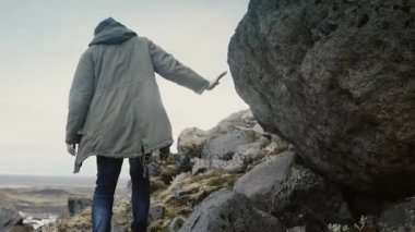 Genç adam Vatnajokull dağda yürürken seyahat lagün ile İzlanda'daki buzullar buz.