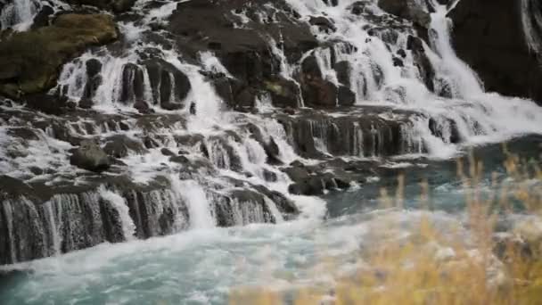 İzlanda'daki güzel doğal manzara. Güçlü şelale Barnafoss basamaklandırır aşağı düşüyor ve nehir akar. — Stok video