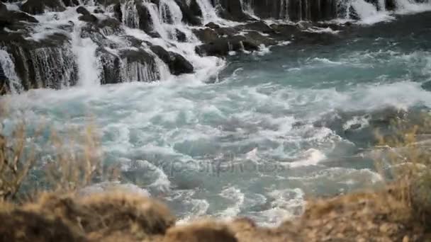 Hermoso paisaje de agua azul en Islandia. Potente cascada Barnafoss cascadas cae y fluye en el río . — Vídeo de stock