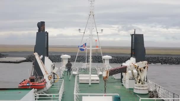 Όμορφη θέα από το μεγάλο πλοίο που στέκεται στο λιμάνι στην Ισλανδία. Ναύτης, προετοιμάζει το πλοίο για το ταξίδι στον ωκεανό. — Αρχείο Βίντεο