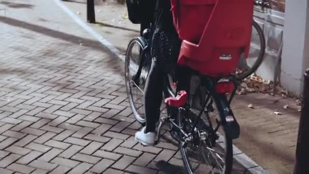 Pés lentos nos pedais de perto. Mulher feliz na cidade passeio de lazer de bicicleta ao longo da rua . — Vídeo de Stock
