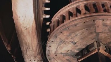 4 k büyük ahşap cogwheels birlikte yakın çekim spin. Geleneksel yel değirmeni mekanizma iç. Antik dönem hızlı saatler.