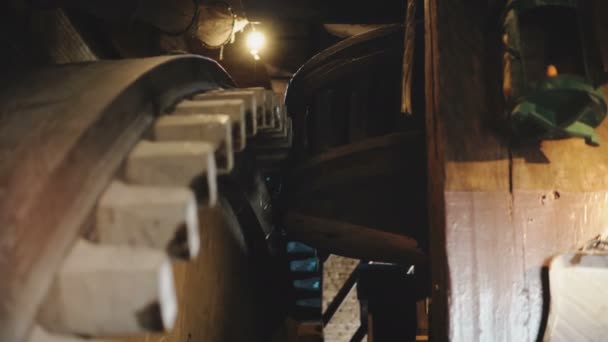 4 k enorme houten windmolen tandwielen draaien langzaam. Traditionele oude Nederlandse molen mechanisme binnen close-up versnellingen spinnen. — Stockvideo