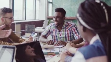 Mimarlar iş karşılaşma içinde modern ofis üzerinde karma yarış grubu. Fikirleri tartışmak erkek Afrika takım lideri.