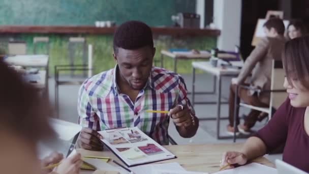 Groupe mixte d'architectes en réunion d'affaires dans un bureau moderne. Homme chef d'équipe africaine discuter des idées .