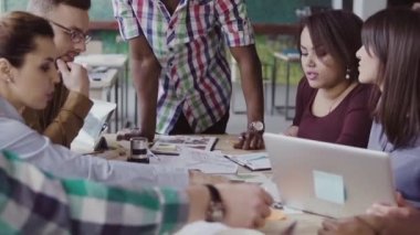 Mimarlar iş karşılaşma içinde modern ofis üzerinde karma yarış grubu. Fikirleri tartışmak erkek Afrika takım lideri.