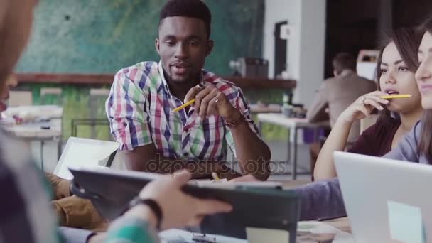 Grupo multiétnico de personas en la oficina moderna. Equipo empresarial creativo trabajando juntos en el proyecto, sonriendo . — Vídeo de stock