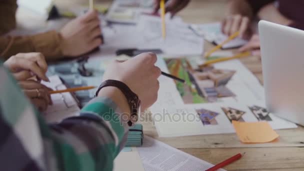 Pequeña empresa de arquitectura trabajando en proyecto. Reunión de negocios creativa del equipo joven de raza mixta en la oficina moderna . — Vídeo de stock