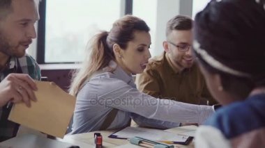 Modern ofis yaratıcı iş takım toplantısı. Gençlerin karışık yarış grup seçin renk ve malzeme.